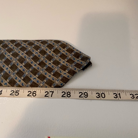 Van Heusen tie - Picture 3 of 3